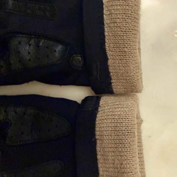 Isotoner Black Leather and Fabric Gloves. Vintage Early 90’s - Picture 4 of 6